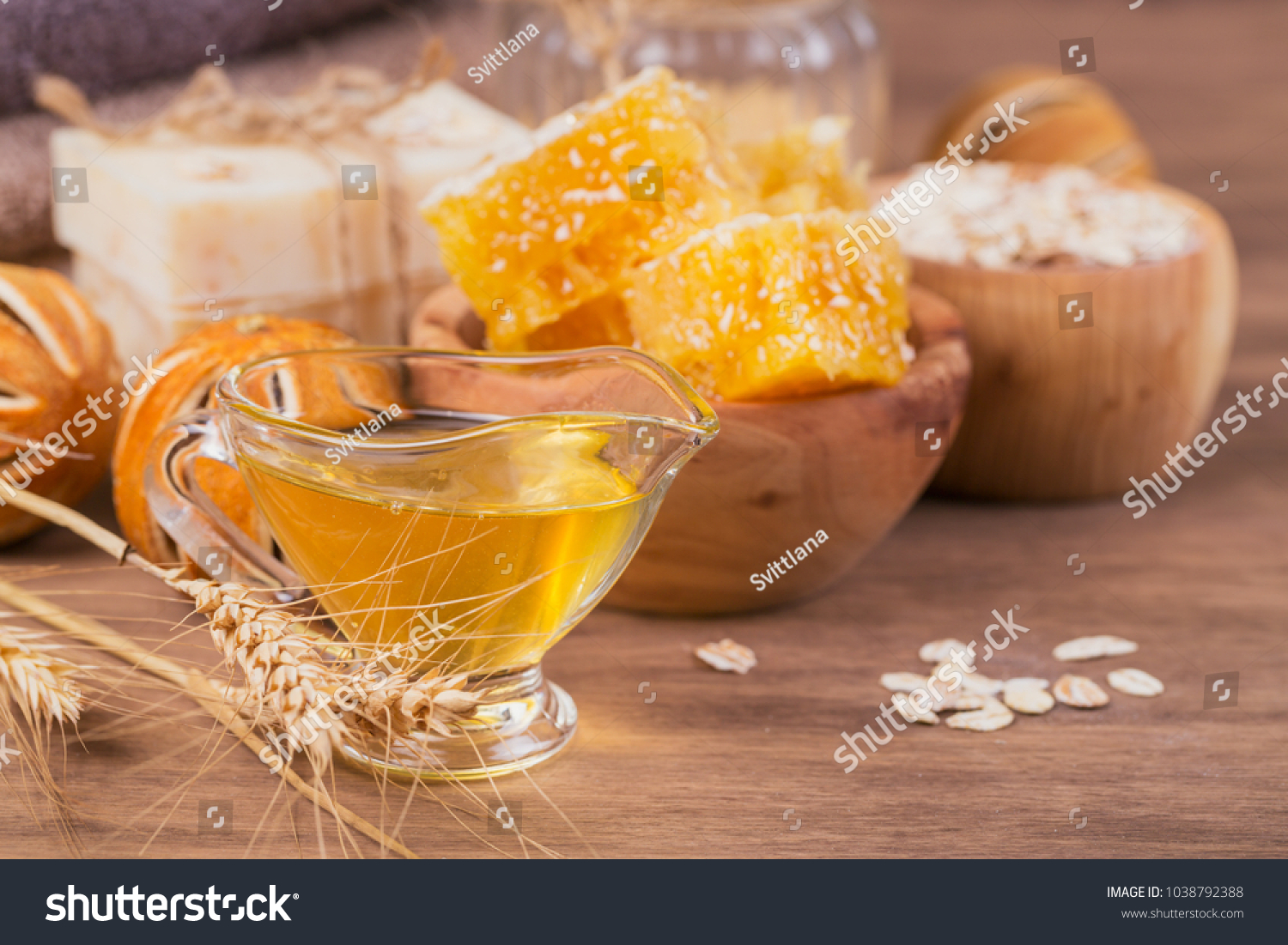 原木上的海盐、燕麦与蜂蜜皂块，极简原料静物